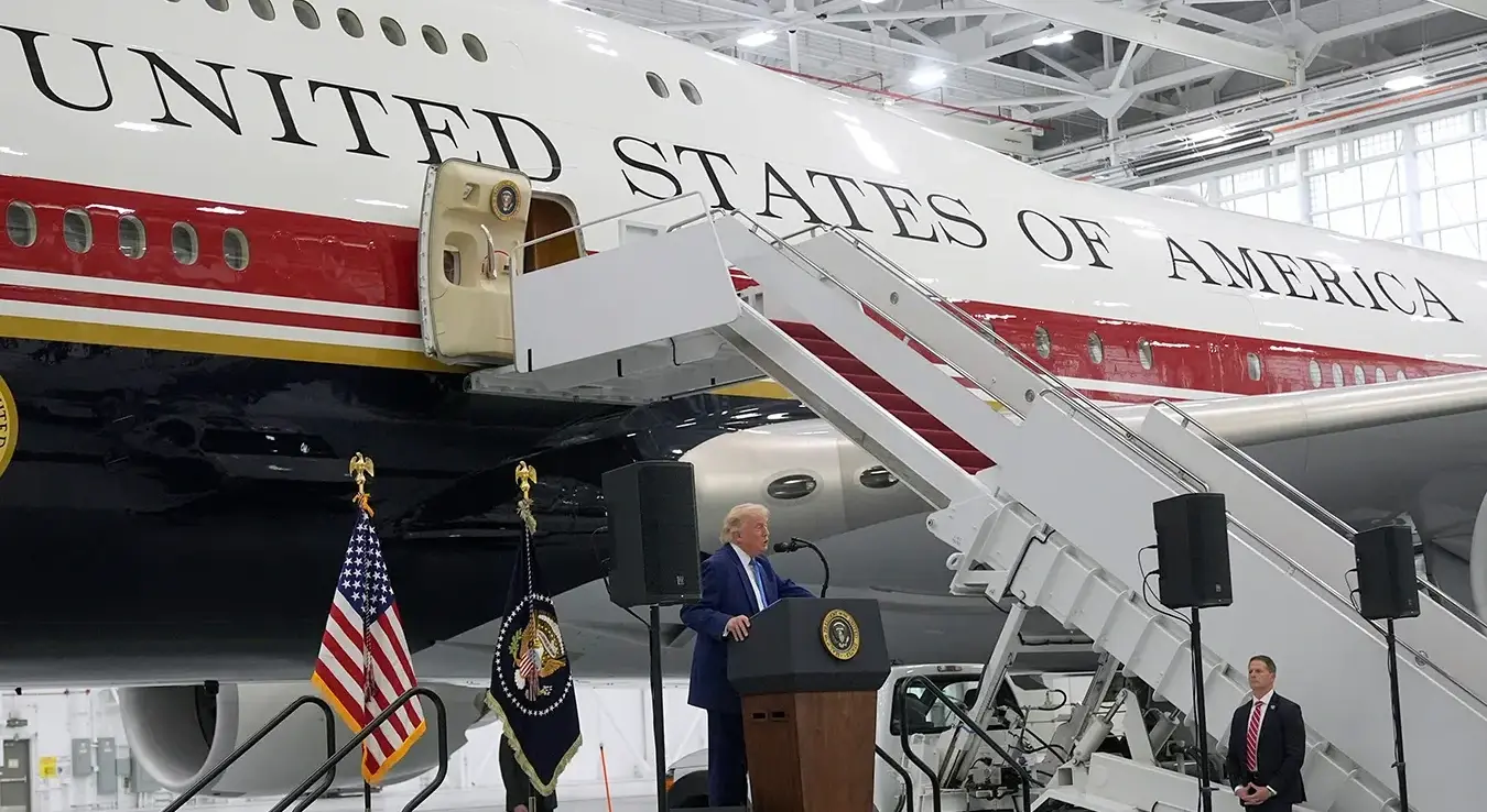Предсједник САД-а Доналд Трамп говори након обиласка новоименованог предсједничког авиона Ер Форс Ван у заједничкој бази Ендруз, Мериленд, у петак, 19. јуна 2026.