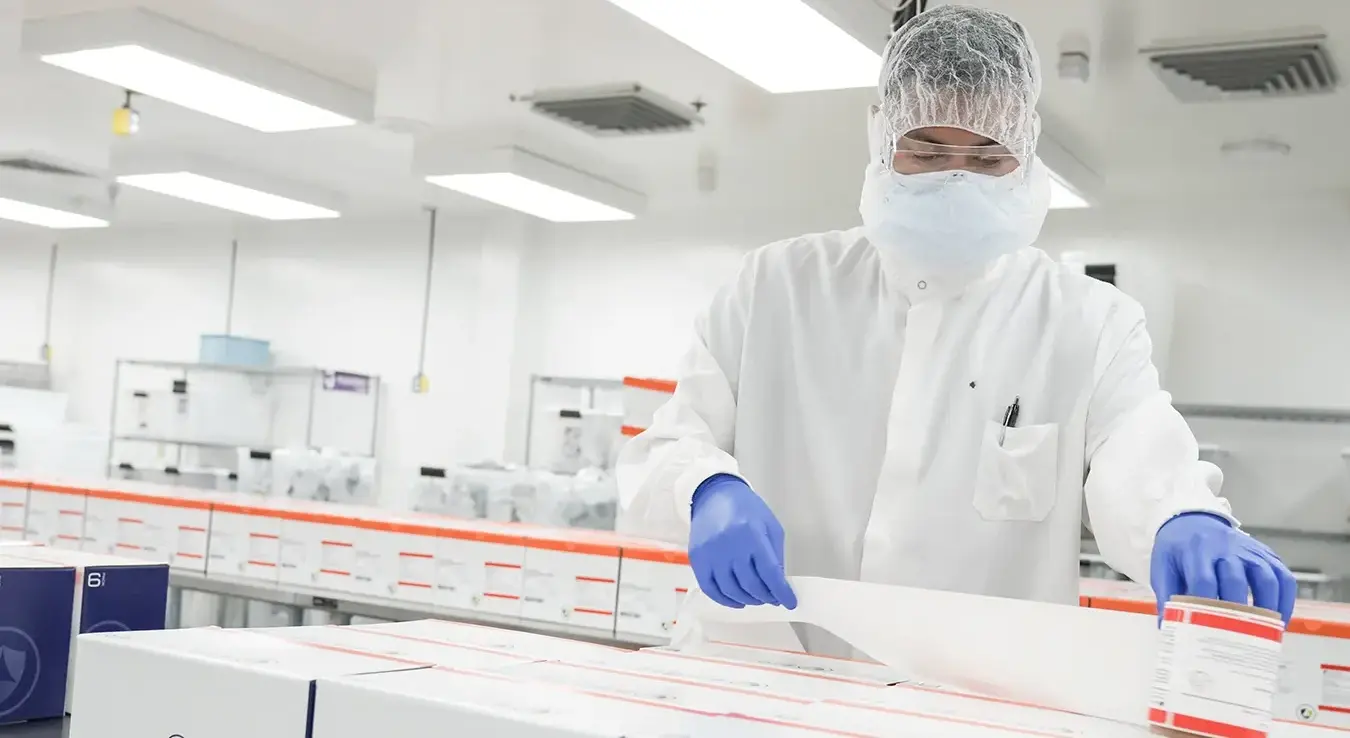 Техничари у погону компаније bioMérieux у Солт Лејк Ситију, Јута, 11. јуна 2026. године, припремају BioFire Global Fever Special Pathogens Panel за испоруку у зоне епидемије еболе у Централној и Источној Африци.
