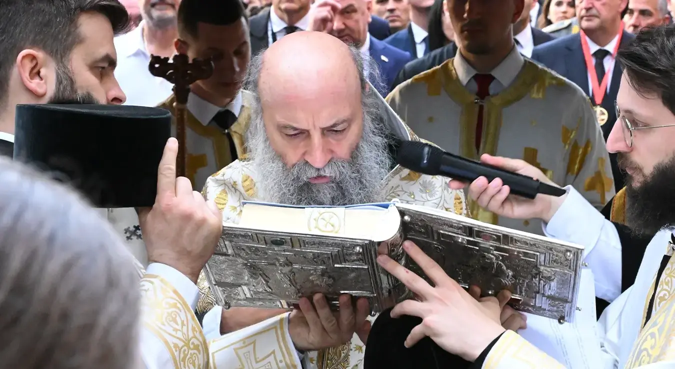 Патријарх Порфирије чита Јеванђеље на Спасовданској литији.