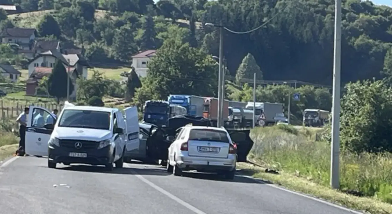 Двије женска и једна мушка особе погинуле су данас у тешкој саобраћајној несрећи у Пријаковцима на магистралном путу Бањалука-Приједор.