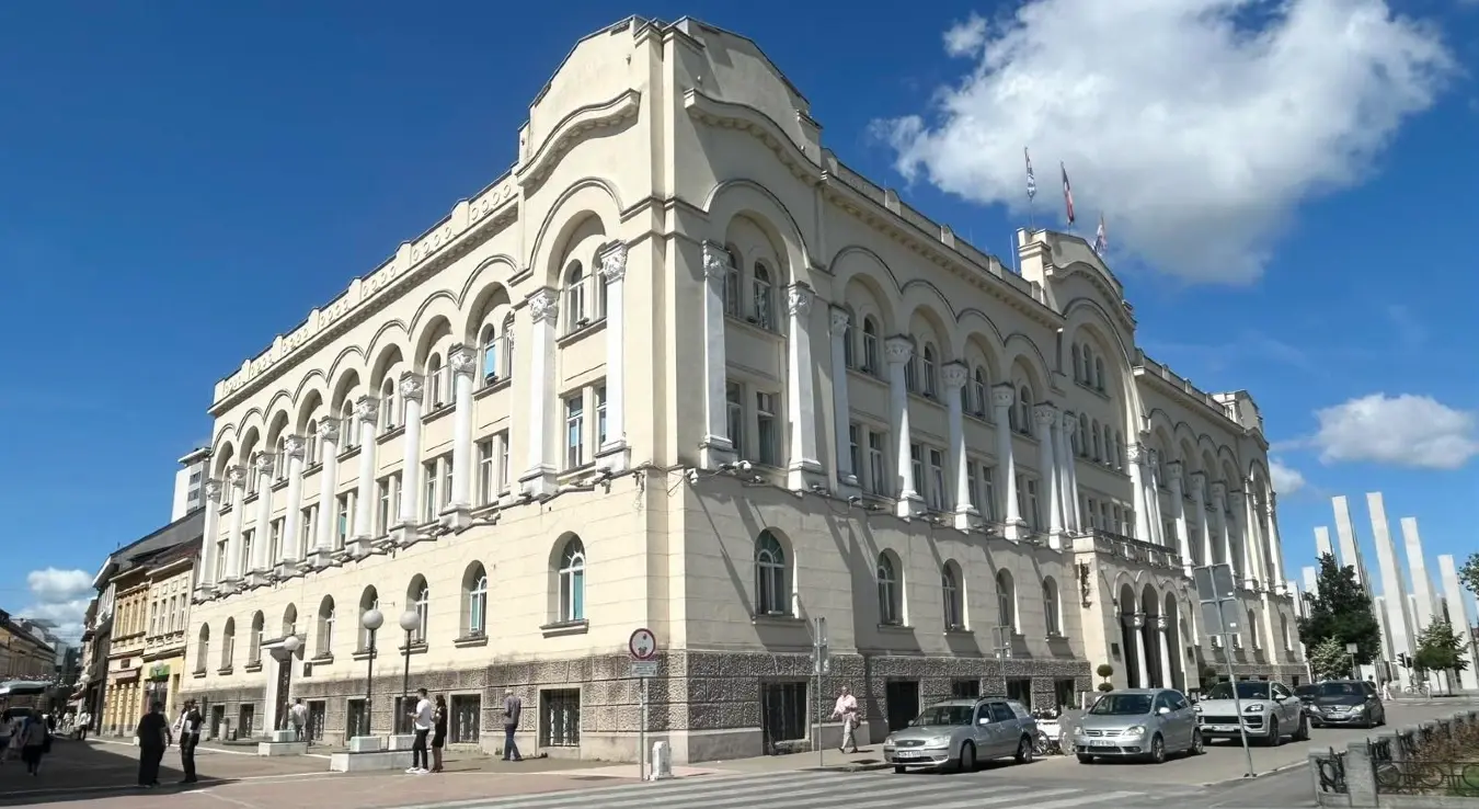Градска управа Бањалука је извршни орган Града Бањалука који спроводи одлуке Скупштине града и обавља послове од значаја за функционисање локалне заједнице. Надлежна је за области попут урбанизма, комуналних послова, образовања, социјалне заштите, културе, спорта и локалног економског развоја.