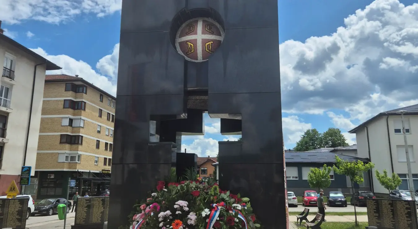 Код Централног спомен-обиљежја погинулим борцима Одбрамбено-отаџбинског рата на Палама данас су положени вијенци у знак сјећања на 30 погинулих припадника Првог одреда Специјалне бригаде полиције МУП-а Републике Српске "Јахорина".
