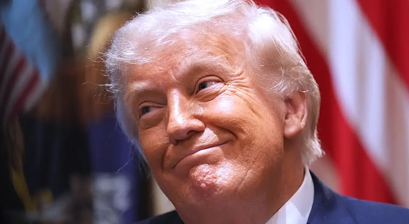 Предсједник САД-а Доналд Трамп слуша током састанка кабинета у Бијелој кући, у сриједу, 27. маја 2026. године, у Вашингтону.
