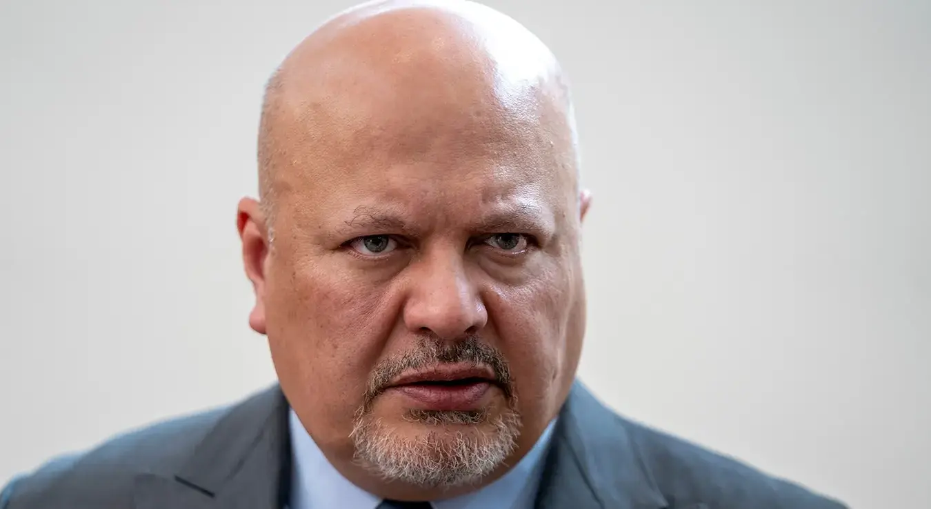 Карим Кан, тужилац Међународног кривичног суда, гледа горе прије конференције за новинаре у Хагу, Холандија, 3. јула 2023. године.
