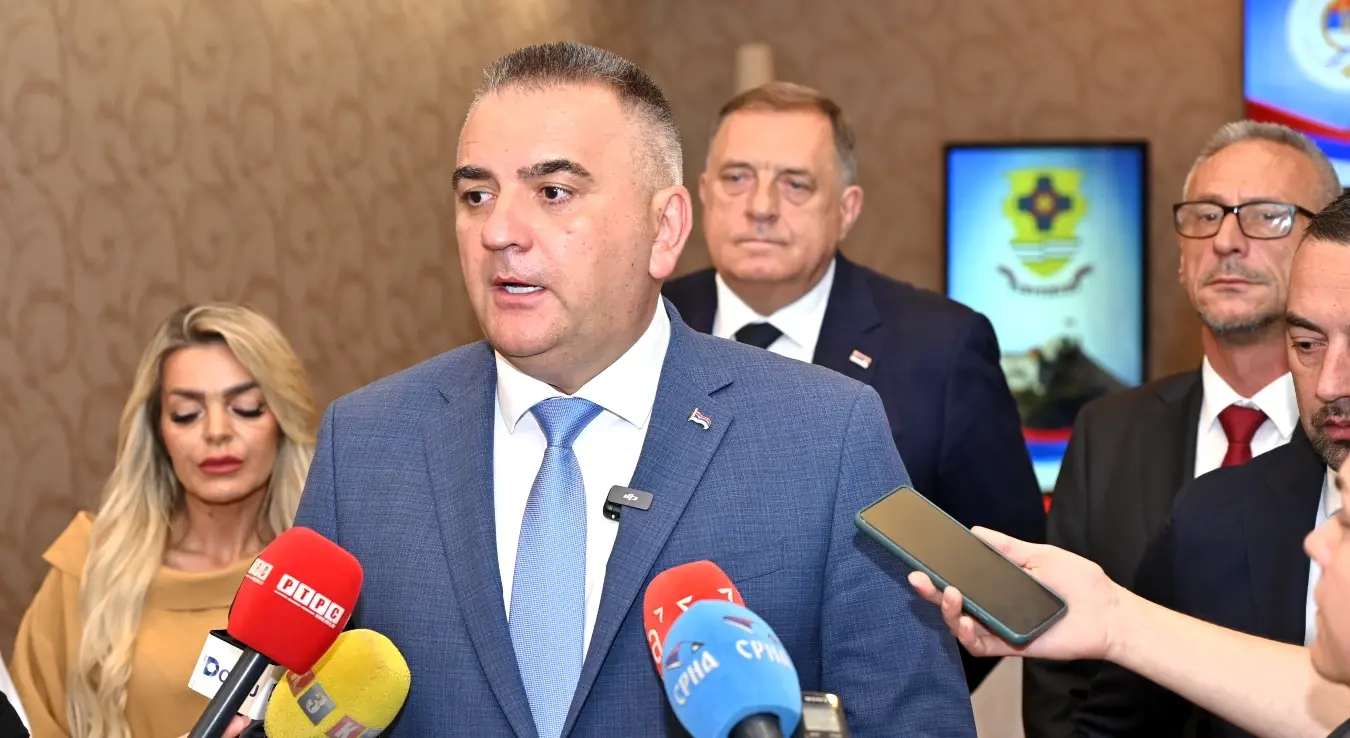 Предсједник Владе РС Саво Минић након потписивања уговора о запошљавању дјеце палих бораца.