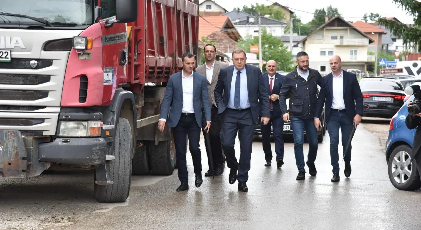 Предсједник СНСД-а Милорад Додику Драгочају на почетку санације Приједорске цесте.