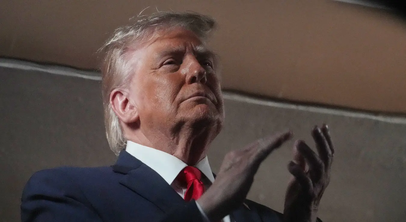 Предсједник Доналд Трамп присуствује плеј-оф утакмици НБА финала између Њујорк Никса и Сан Антонио Спарса у Медисон Сквер Гардену у Њујорку, понедјељак, 8. јуна 2026.