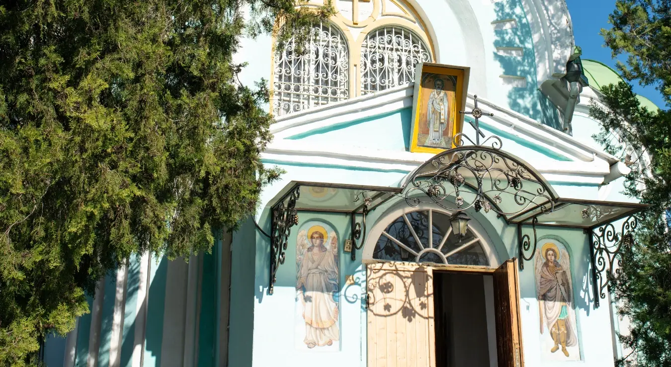 Православна црква друга је најбројнија хришћанска црква у свијету са око 300 милиона вјерника. Територијално је организована на епархијском, помесном и васељенском плану.