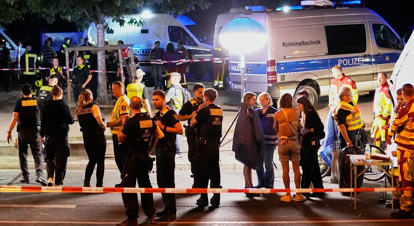Аутом улетио у "Параду поноса" у Берлину, има мртвих и повријеђених