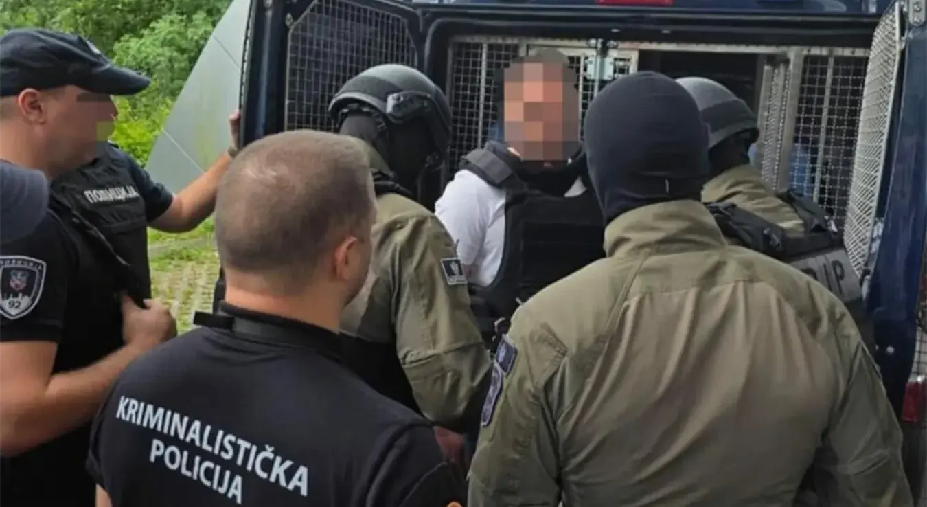 Припадник "кавачког клана" 39-годишњи Марко Килибарда изручен је данас Црној Гори на прелазу Добраково на граници са Србијом након хапшења по Интерполовој потјерници због сумње да је извршио низ кривичних дјела, укључујући и убиства.