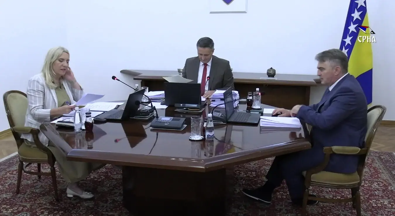 Српски члан Предсједништва БиХ Жељка Цвијановић, бошњачки члан Предсједништва БиХ Денис Бећировић и хрватски члан Предсједништва Жељко Комшић