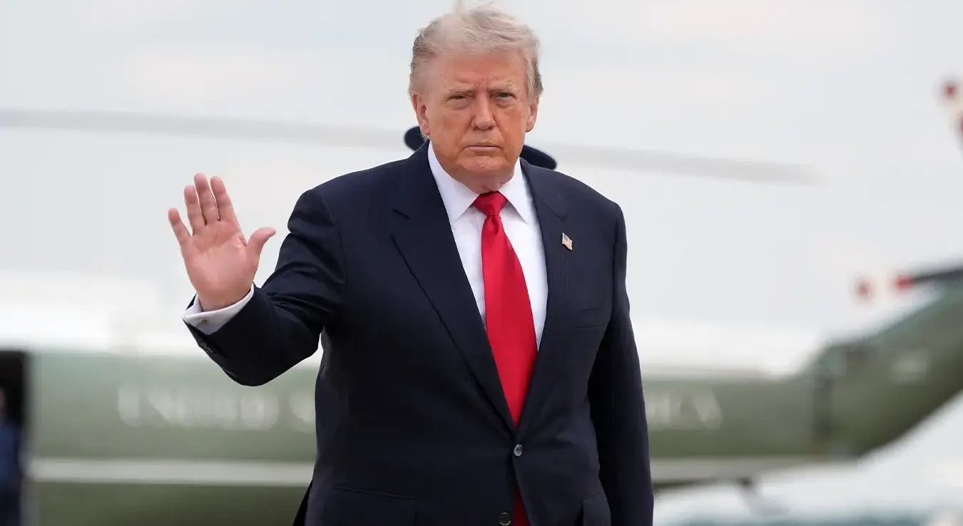 Предсједник САД- Доналд Трамп маше док пјешачи од хеликоптера „Марин ван” ка авиону „Ер форс ван” у заједничкој бази Ендруз, у понедјељак, 27. јула 2026. године.