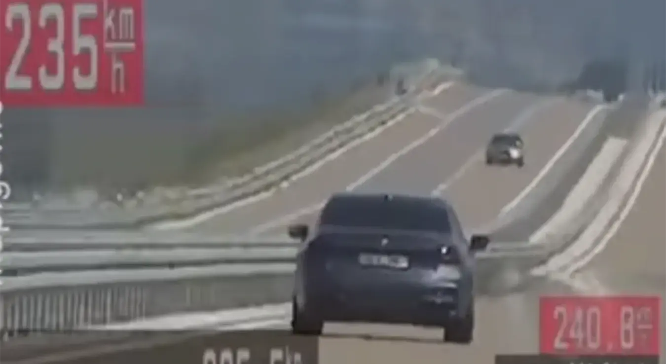 Припадници Управе саобраћајне полиције зауставили су возача који је на ауто-путу код Пирота возио брзином од 241 километар на час, на путу гдје је ограничење брзине 130 километара на час.