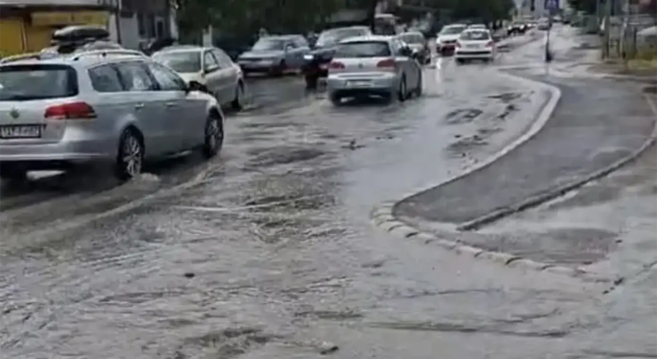 Лауш поплављена улица