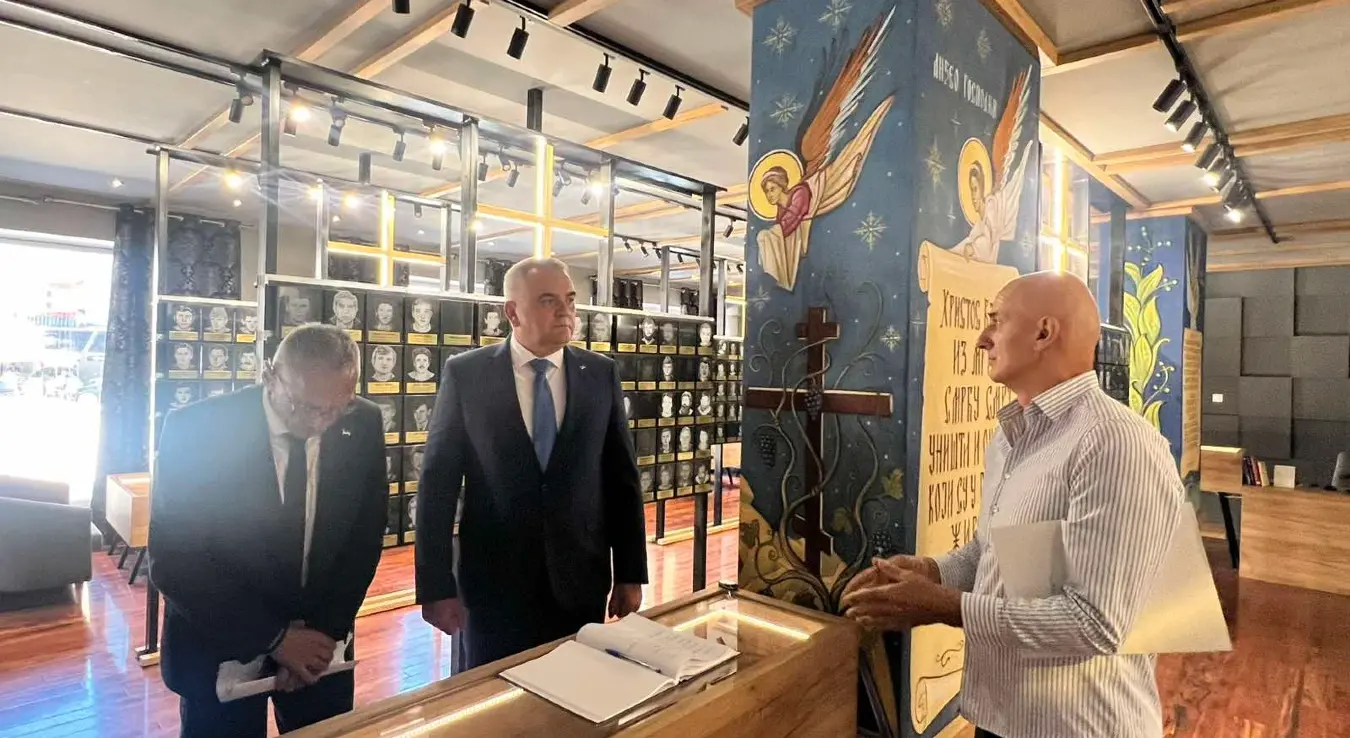 Предсједник Владе Републике Српске Саво Минић и министар рада и борачко-инвалидске заштите Радан Остојић у посјети спомен-соби у Невесињу