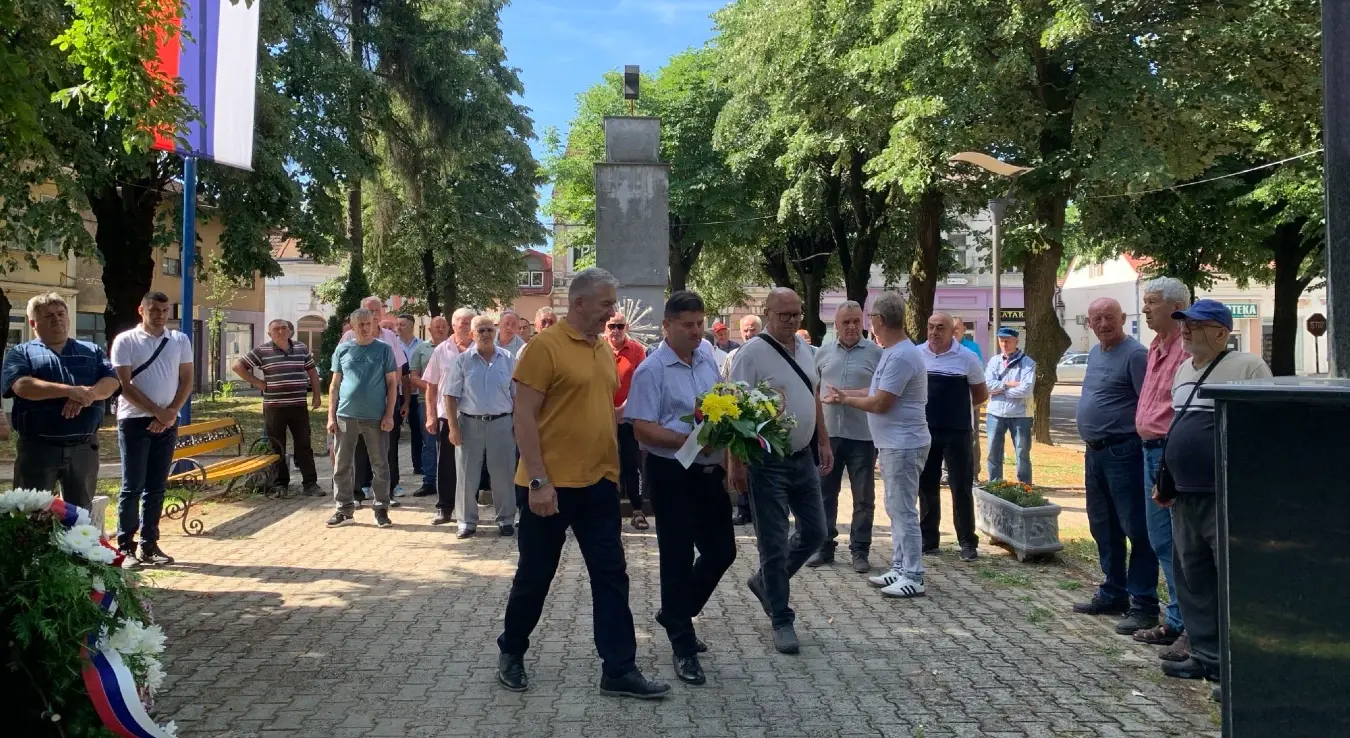 У Костајници је данас обиљежен Дан бораца ове локалне заједнице и положени вијенци на споменик борцима погинулим у Одбрамбено-отаџбинском рату.