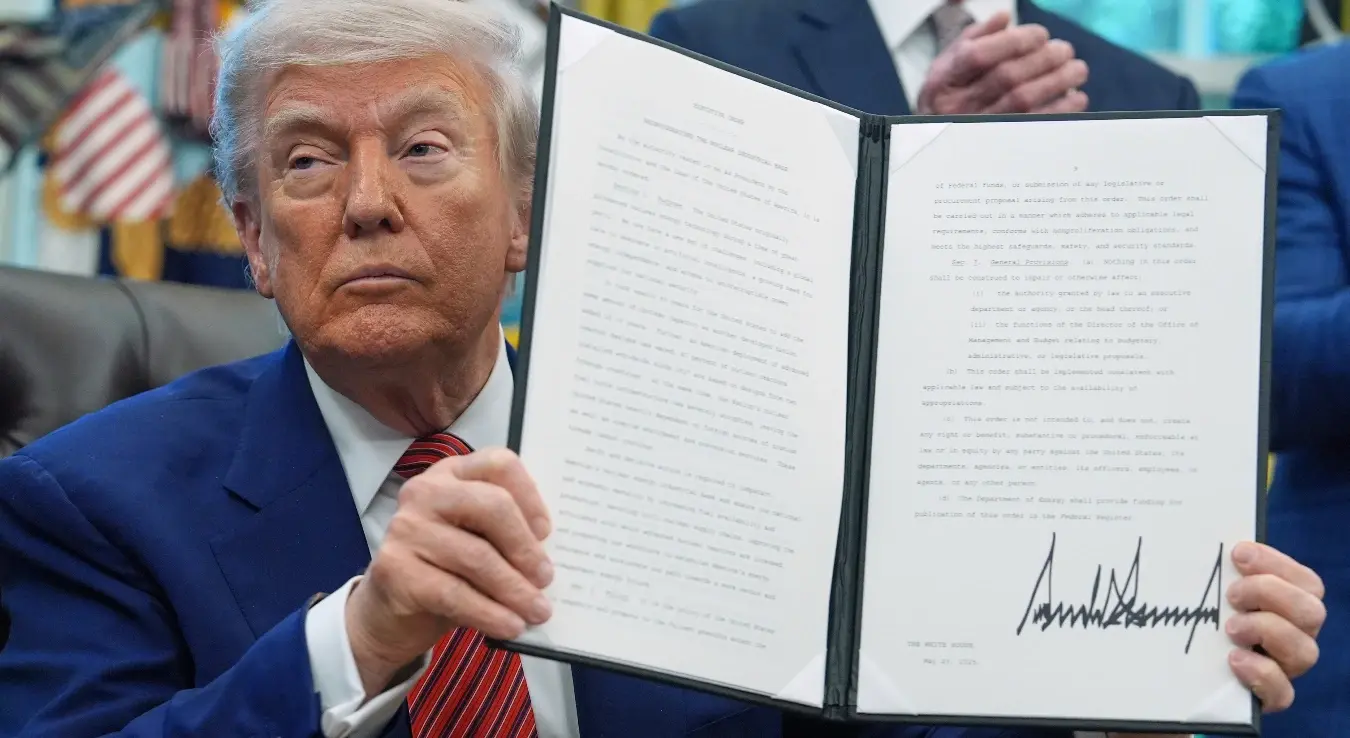 Предсједник Доналд Трамп држи извршну наредбу о оживљавању нуклеарне индустријске базе у Овалном кабинету Бијеле куће, 23. маја 2025. године, у Вашингтону.