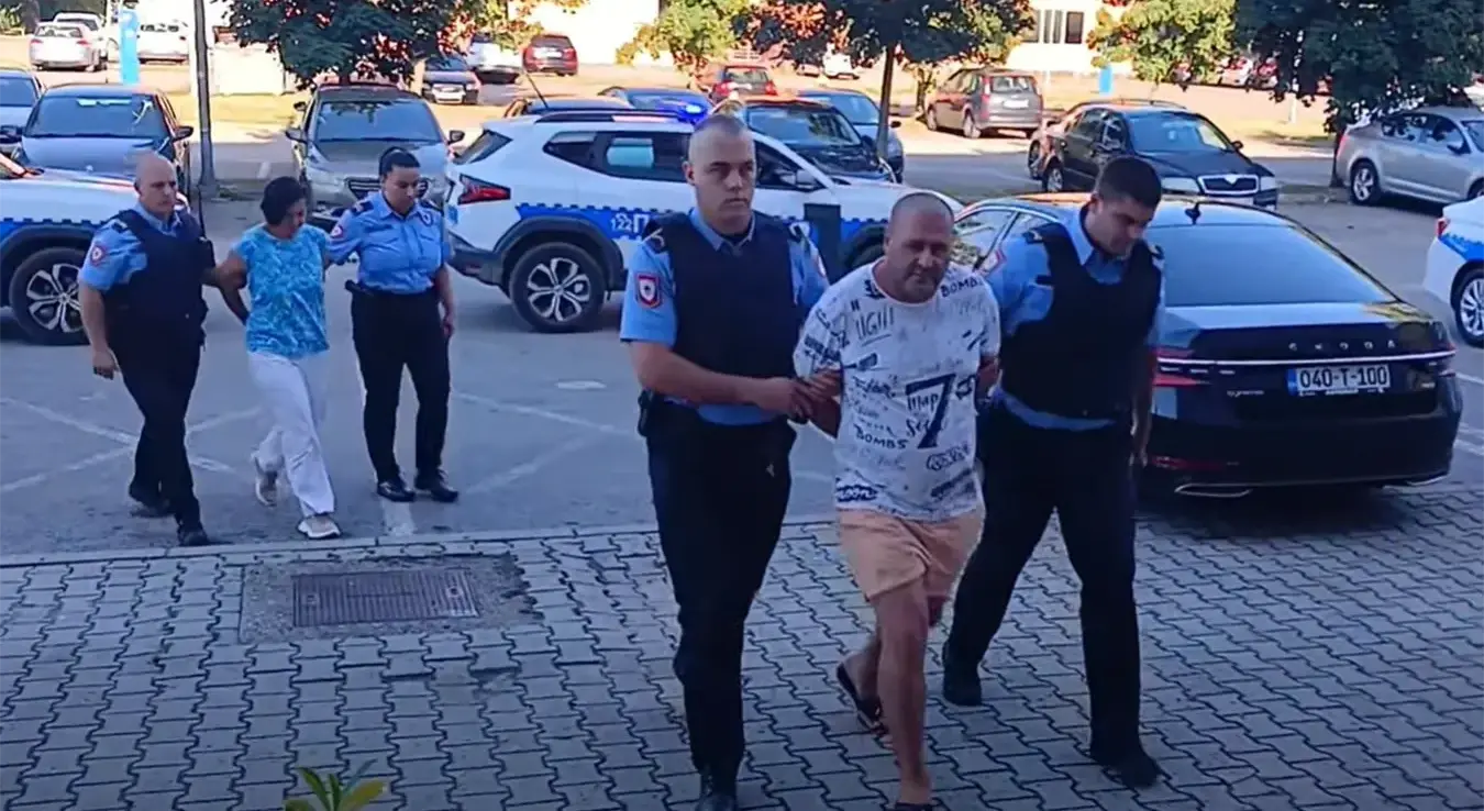Алмин Ђино из Травника и Ј.Ј. из Бањалуке, који су ухапшени због сумње да су више од мјесец дана у стану у Бањалуци држали заточену жену и дијете из Приједора, спроведени су у Окружно јавно тужилаштво у Бањалуци.