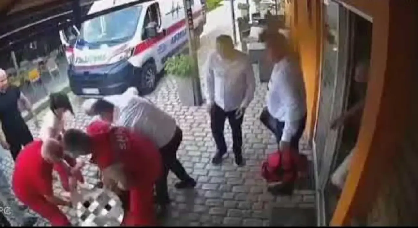 Радницима хитне жена испала са носила