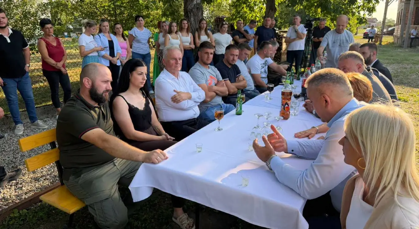 Минић посјетио вишечлану породицу Шарић: Из Фонда солидарности за реконструкцију куће 130.000 КМ