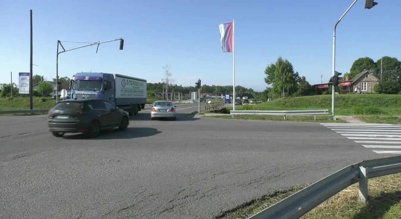 Раскрсница у Лончарима је саобраћајно кључно чвориште у региону. Налази се на тромеђи општина Доњи Жабар, Пелагићево и Брчко дистрикта