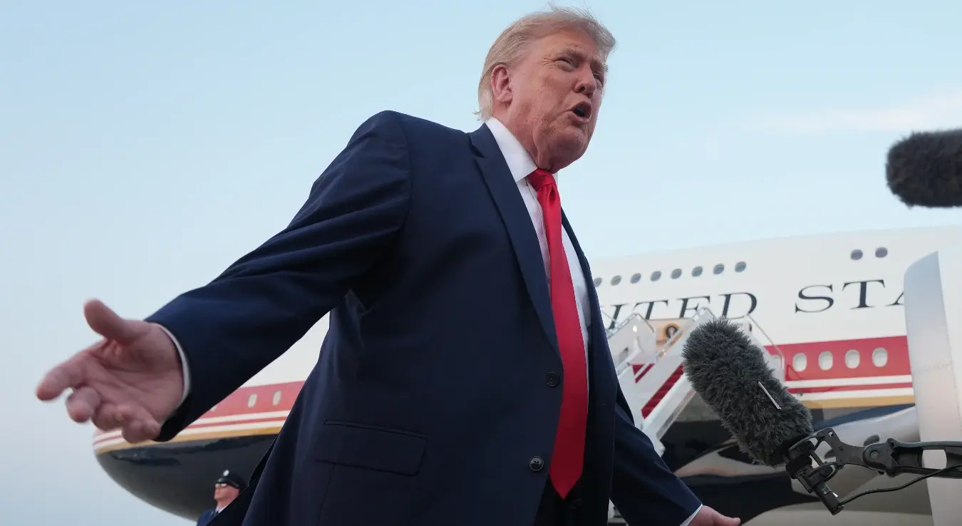 **Предсједник Доналд Трамп разговара са новинарима док излази из авиона „Ер Форс Уан“ у заједничкој бази Ендрјус, у Мериленду, након што је присуствовао финалној утакмици Свјетског првенства у фудбалу, у недјељу, 19. јула 2026. године.**