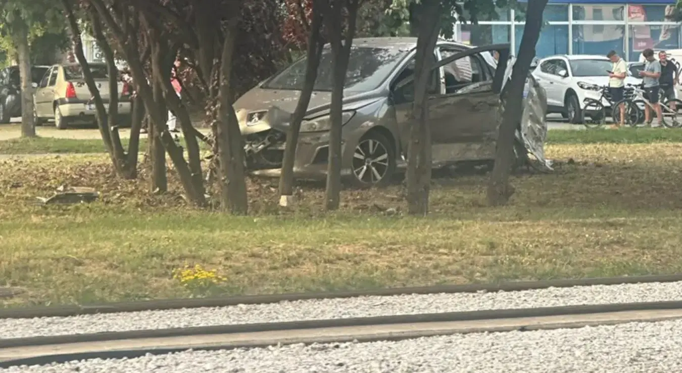 Аутомобил се закуцао у дрво у сарајевском насељу Долац Малта.