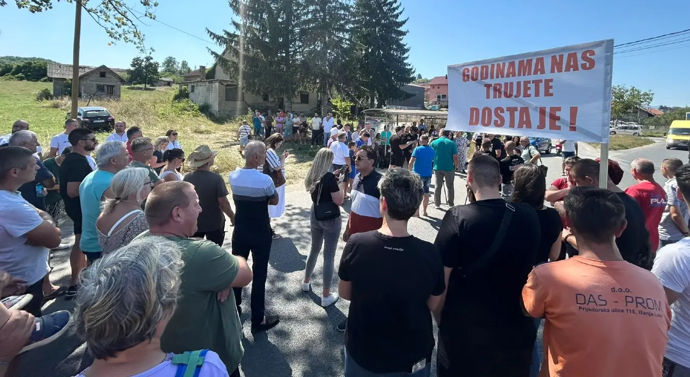 У бањалучком насељу Рамићи у току је протест мјештана овог насеља и мјештана Драгочаја због година чекања на рјешење у вези са регионалном депонијом у Рамићима.