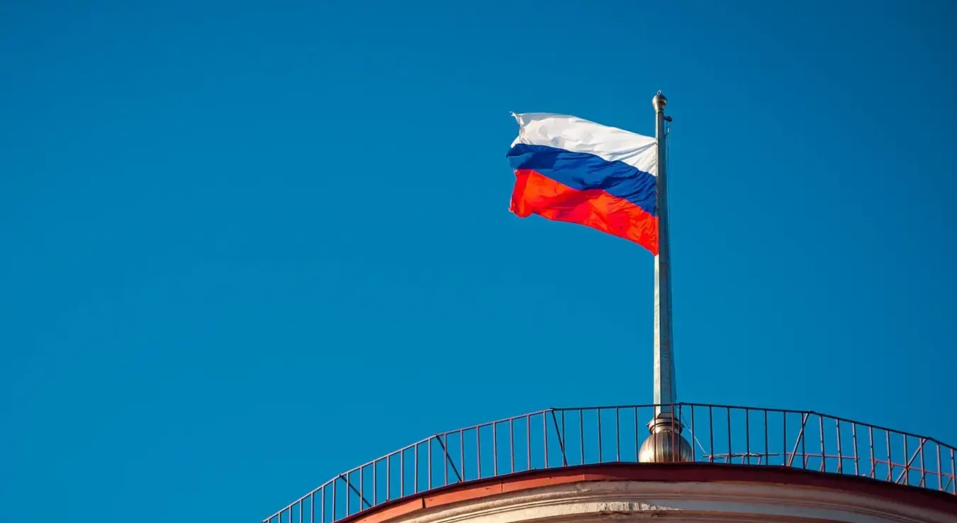 Руска државна застава вијори се на згради у Санкт Петербургу под ведрим небом.