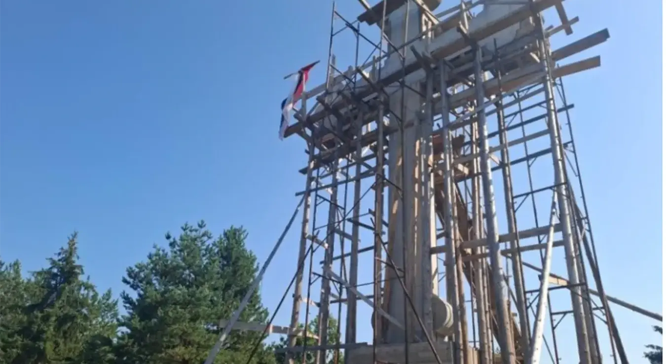 Грађевински радови на изградњу спомен-крста на Дубу у завршној су фази.