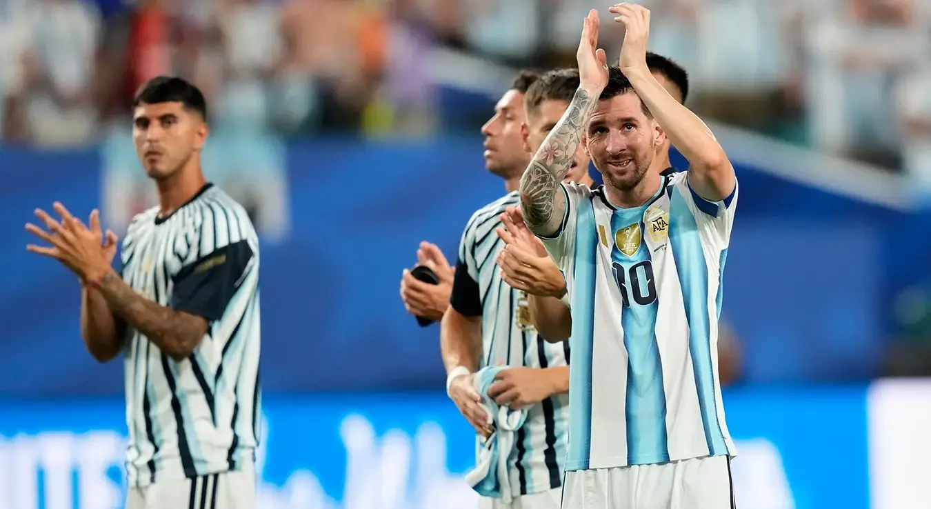 Аргентинац Лионел Messi (10) аплаудира публици након 32. фудбалске утакмице Свјетског првенства против Kапе Вердеа у Мајамију Гарденс, Флорида, у петак, 4. јула 2026.