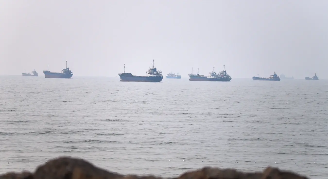 Трговачки бродови плове Ормуским мореузом код Бандар Абаса, у Ирану, уторак, 30. јун 2026. године.