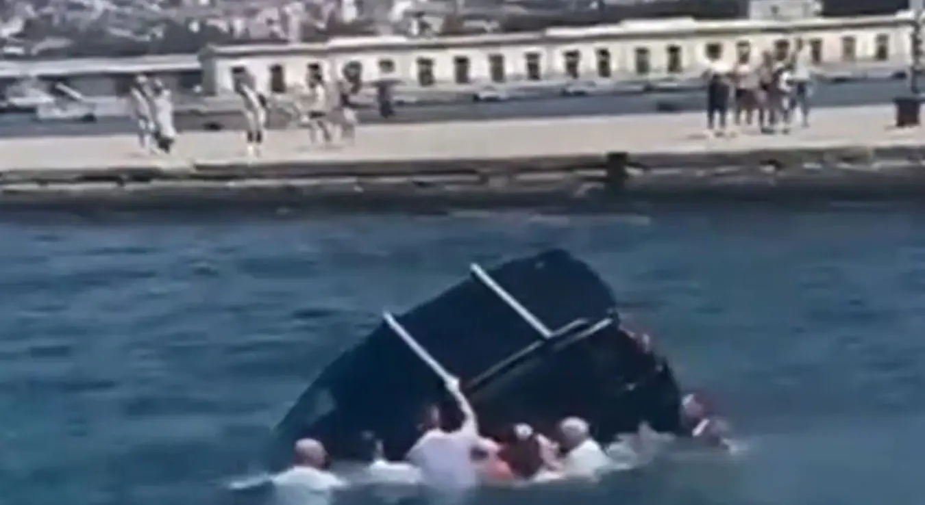 Драма на Јадрану! Аутомобил ударио у пристаниште, па упао у море, снимљена драматична акција спасавања