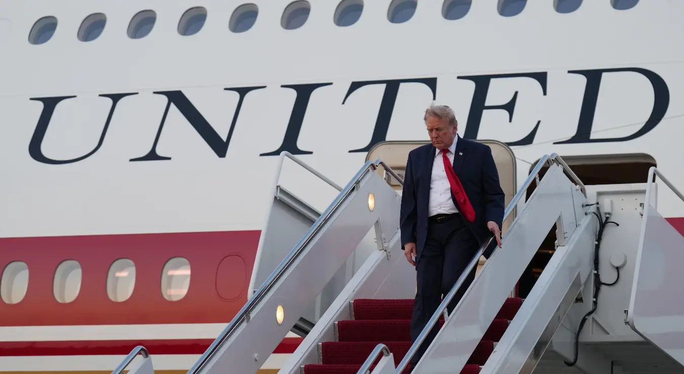 Предсједник Доналд Трамп излази из авиона „Ер Форс Уан“ у заједничкој бази Ендрјус, у Мериленду, након што је присуствовао финалној утакмици Свјетског првенства у фудбалу, у недјељу, 19. јула 2026. године.