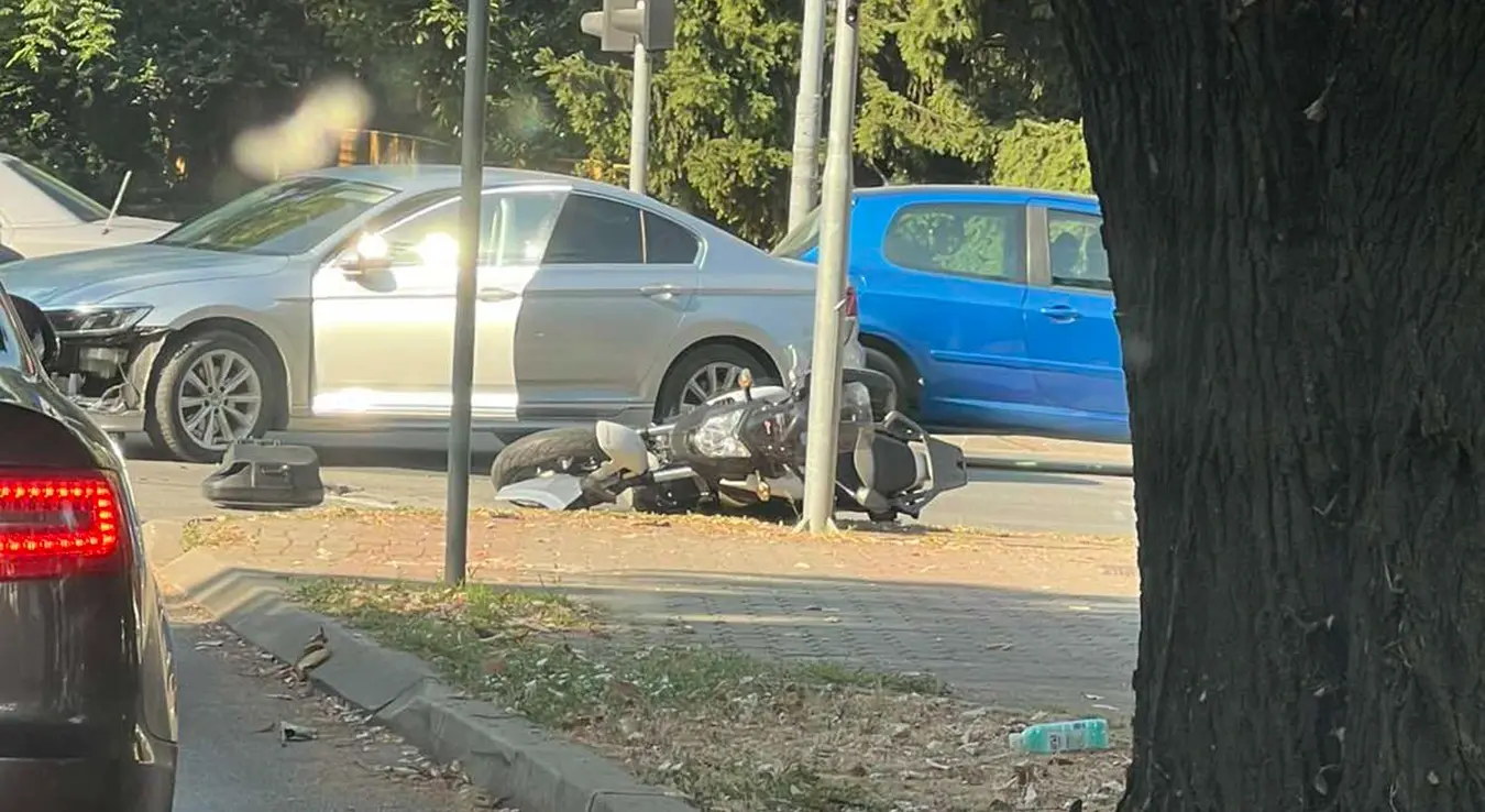 Саобраћајка код Поликлинике ауто и мотоцикл
