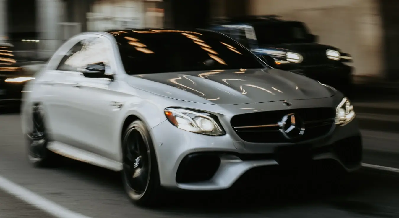 Мерцедес-Бенц (Mercedes-Benz) представља један од најпрепознатљивијих и најугледнијих светских бренда у аутомобилској индустрији, познат по производњи премијум возила, луксузних аутомобила, камиона, аутобуса и пословних возила.