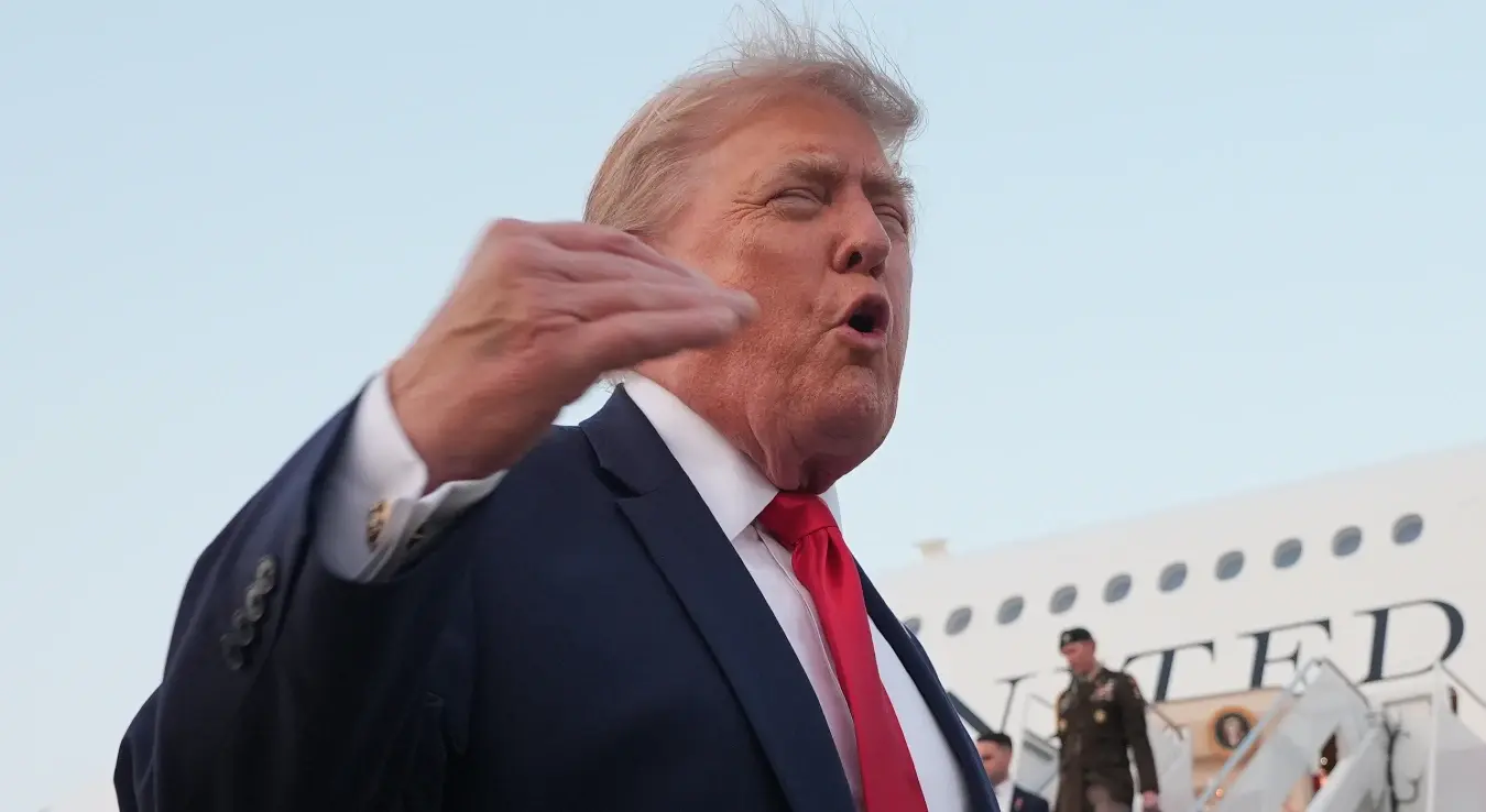 Предсједник САД Доналд Трамп разговара са новинарима док излази из авиона „Ер Форс Уан“ у заједничкој бази Ендрјус, у савезној држави Мериленд, након што је присуствовао финалној утакмици Свјетског првенства у фудбалу, у недјељу, 19. јула 2026. године.*
