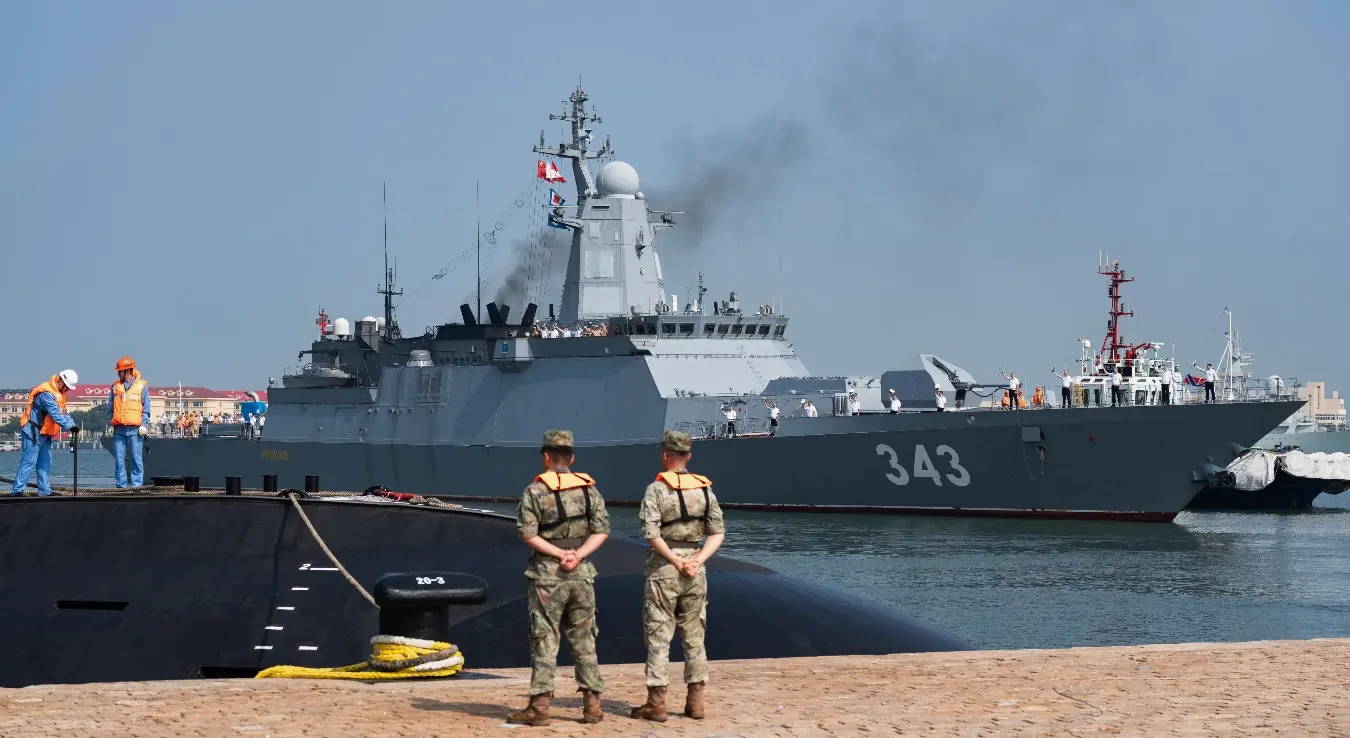 На овој фотографији коју је објавила новинска агенција Синхуа, кинески војници посматрају како руска корвета Резки стиже у војну луку у Ћингдаоу, у источној кинеској провинцији Шандонг, како би учествовала у поморској вежби „Заједничко море 2026“ са Кином у недељу, 5. јула 2026. године.