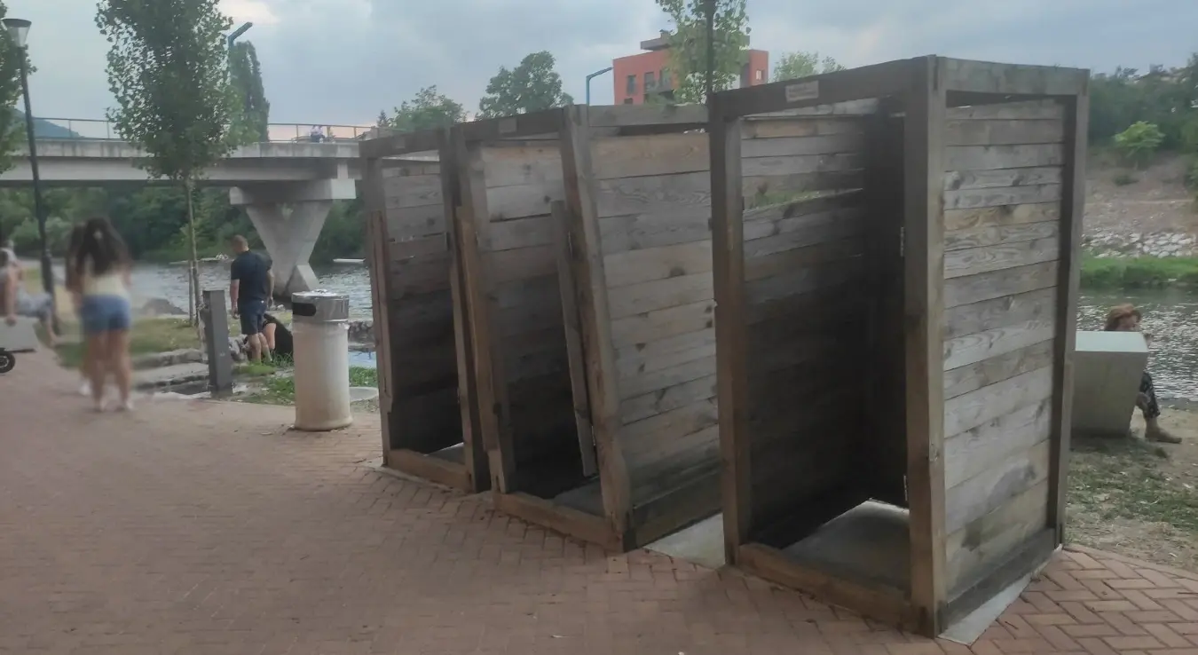 Кабине за пресвлачење код Зеленог моста