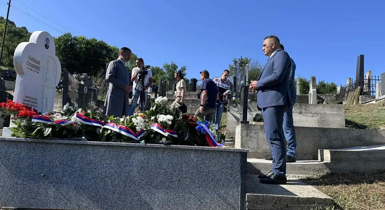 Предсједник Владе Републике Српске Саво Минић положио је вијенац на гроб Слободана Стојановића на мјесном гробљу у Дрињачи код Зворника, поводом 34 године од његовог мученичког страдања када га је на свиреп начин убила припадница тзв. Армије БиХ Елфета Весели.