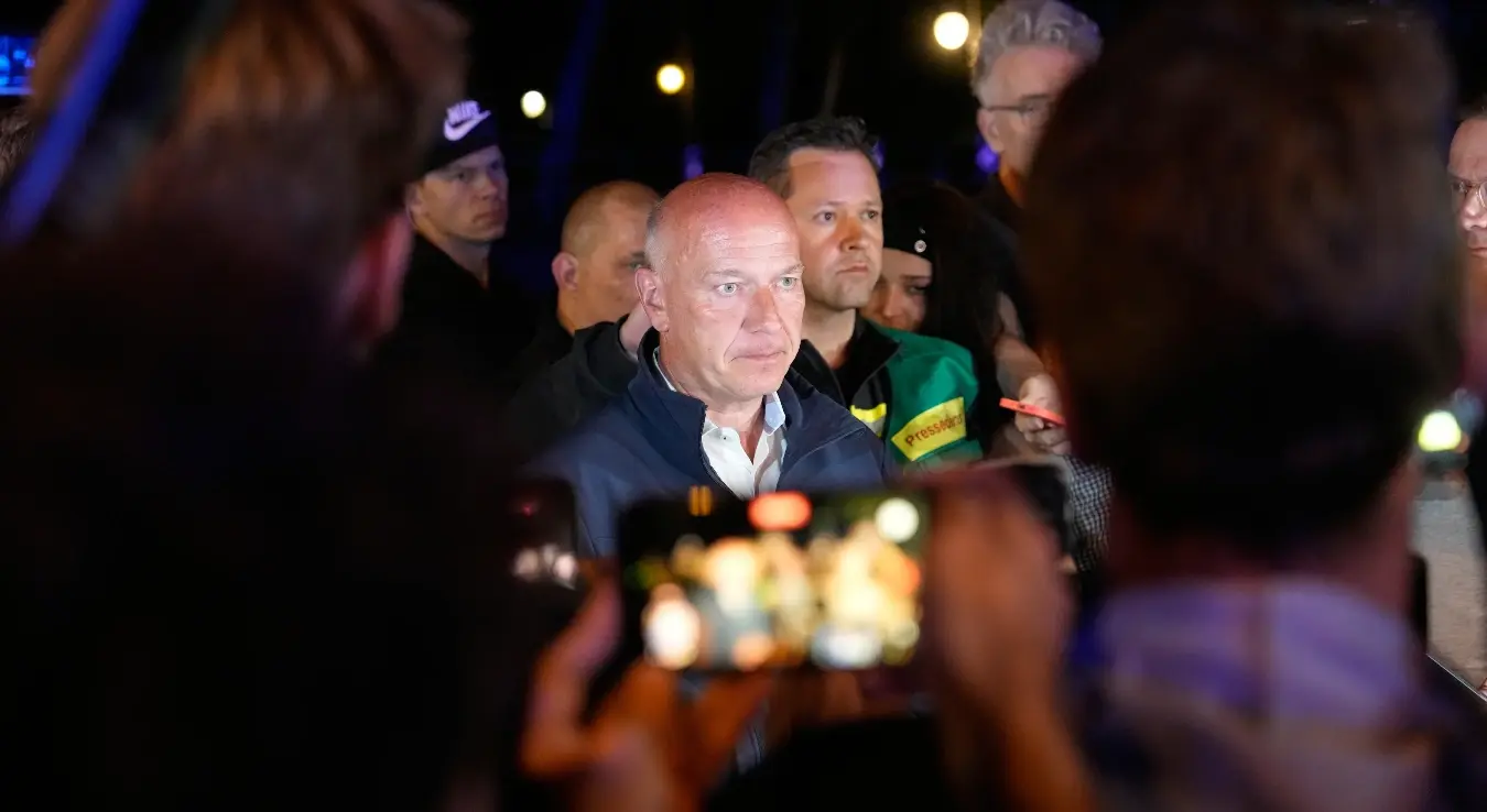 Градоначелник Кај Вегнер разговара са медијима у Берлину, рано ујутро у недељу, 26. јула 2026. године, након отказивања свечаности поводом Дана Кристофер улице.