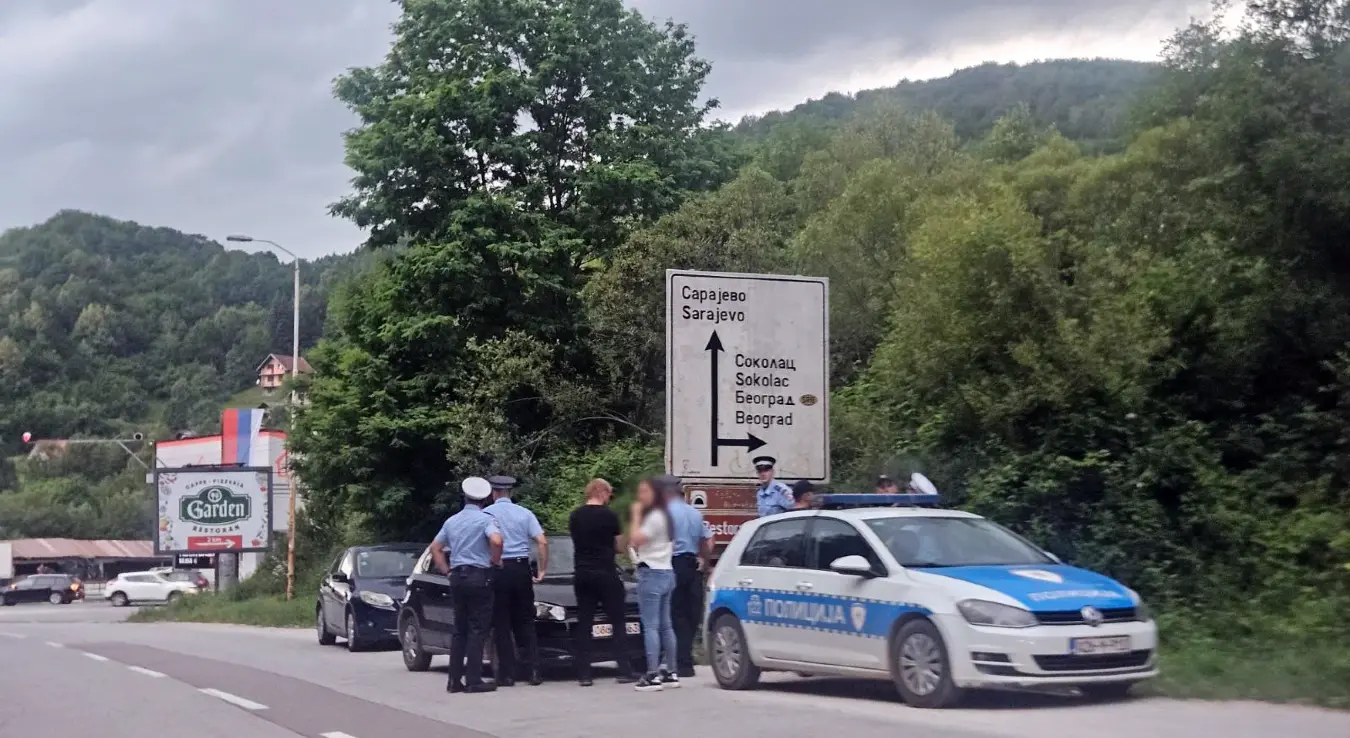 Драма у Палама: Полиција преговара са мушкарцем да сиђе с дрвета