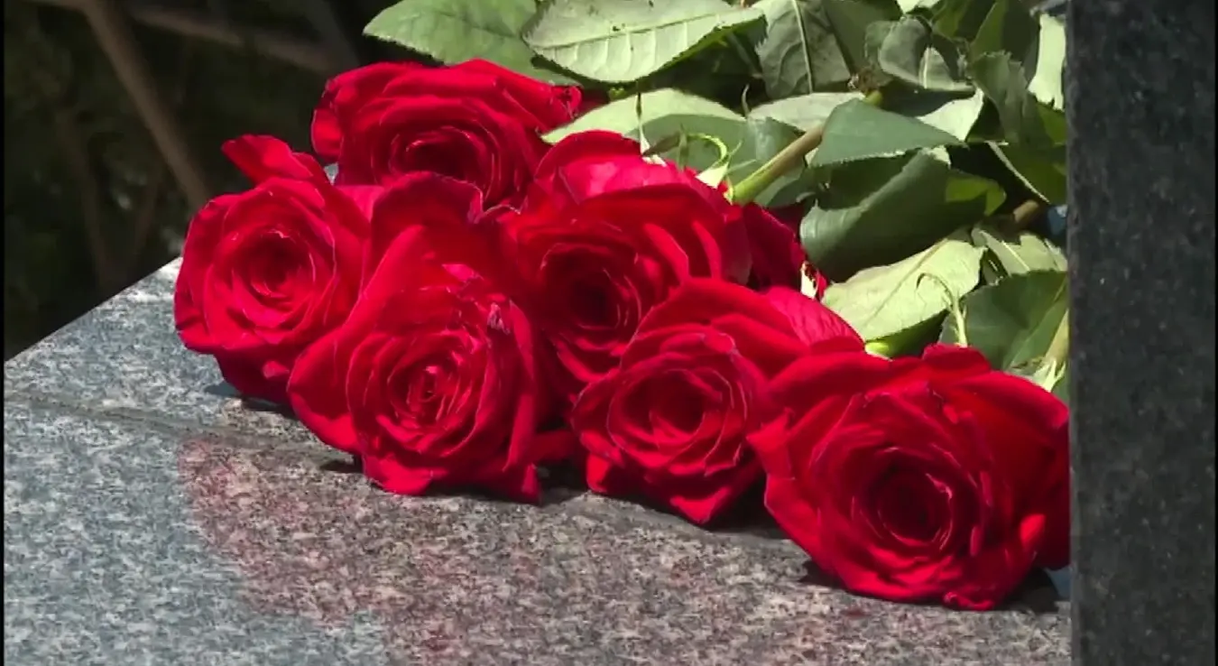 На братуначком гробљу служен је парастос за 3.267 српских цивила и војника из средњег Подриња које су припадници муслиманских снага убили у протеклом рату, а код Спомен-крста положени су вијенци и цвијеће.