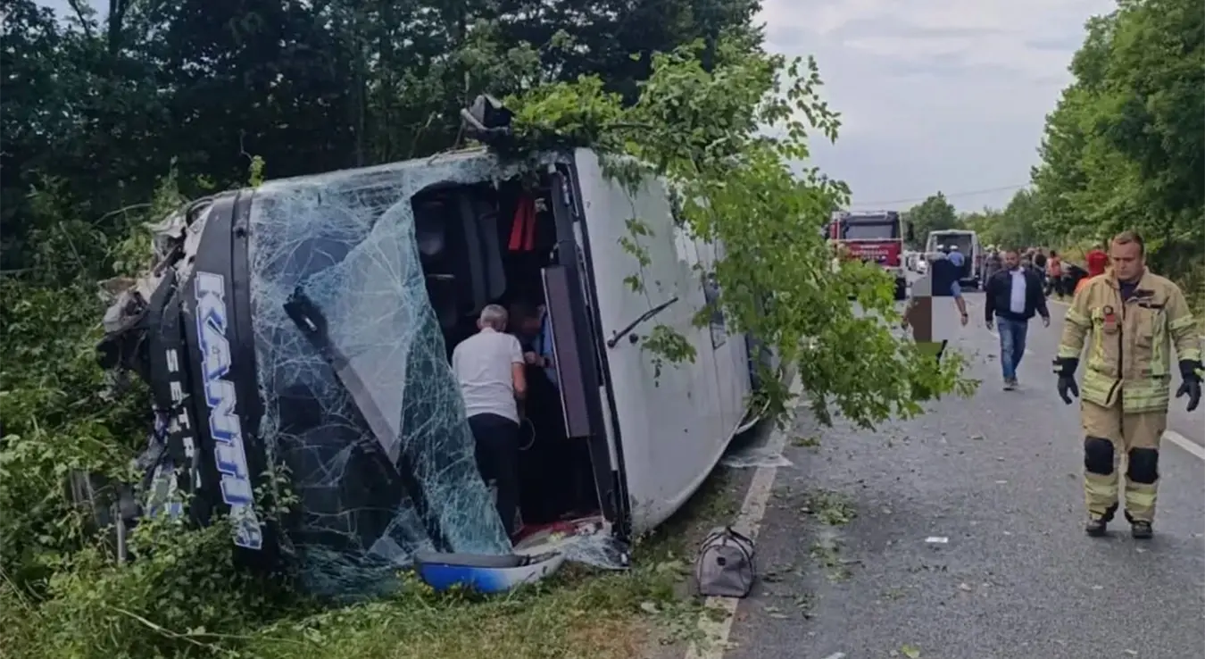Детаљи несреће код Приједора: Судар аутобуса и аута, пет особа повријеђено