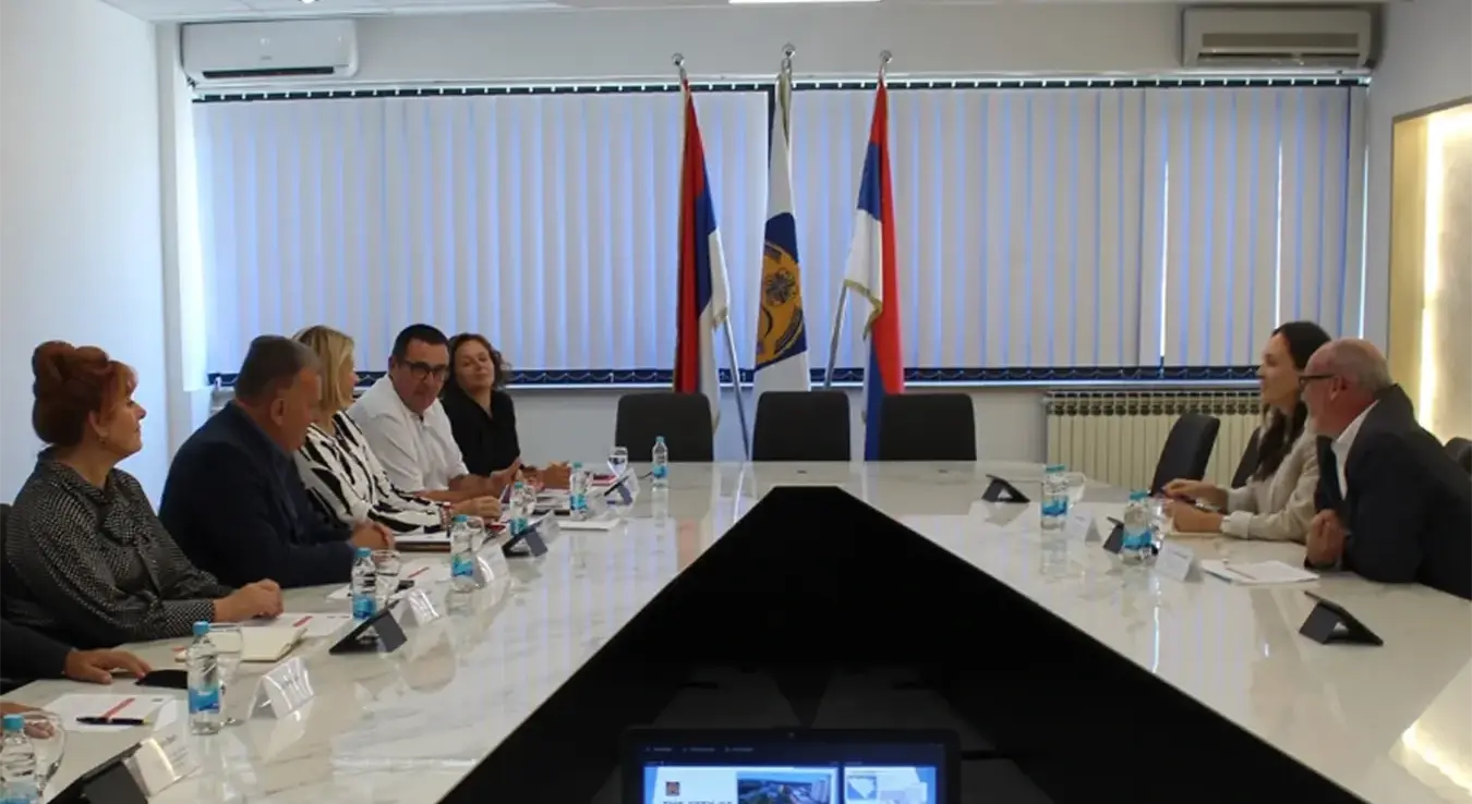 Влада Швајцарске је, кроз различите пројекте, посебно МЕГ један и два, који се односе на унапређење рада локалне управе, знатно помогла Граду Градишка да ефикаснијим радом стимулише инвеститоре из земље и региона.