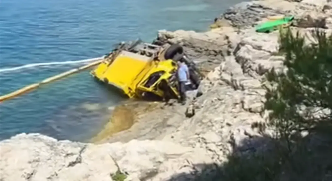 Камион слетио у море код Пуле.