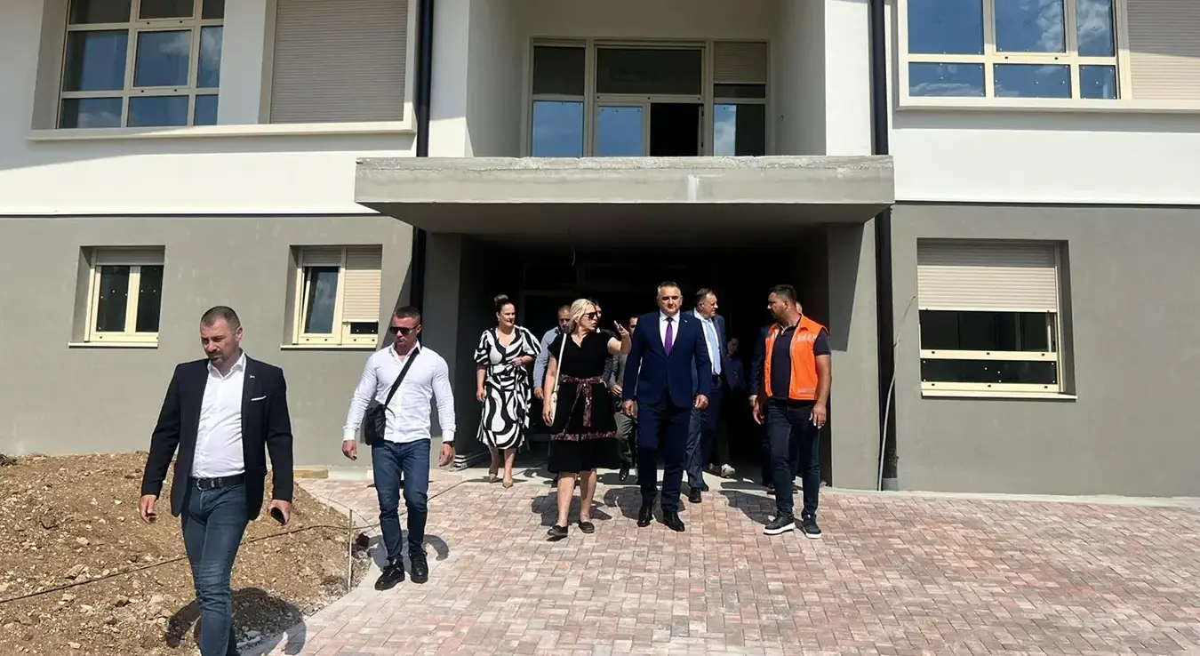 Предсједник Владе Републике Српске Саво Минић, српски члан Предсједништва БиХ Жељка Цвијановић и предсједник Милорад Додик у посјети су Билећи, гдје обилазе градилиште новог вртића.