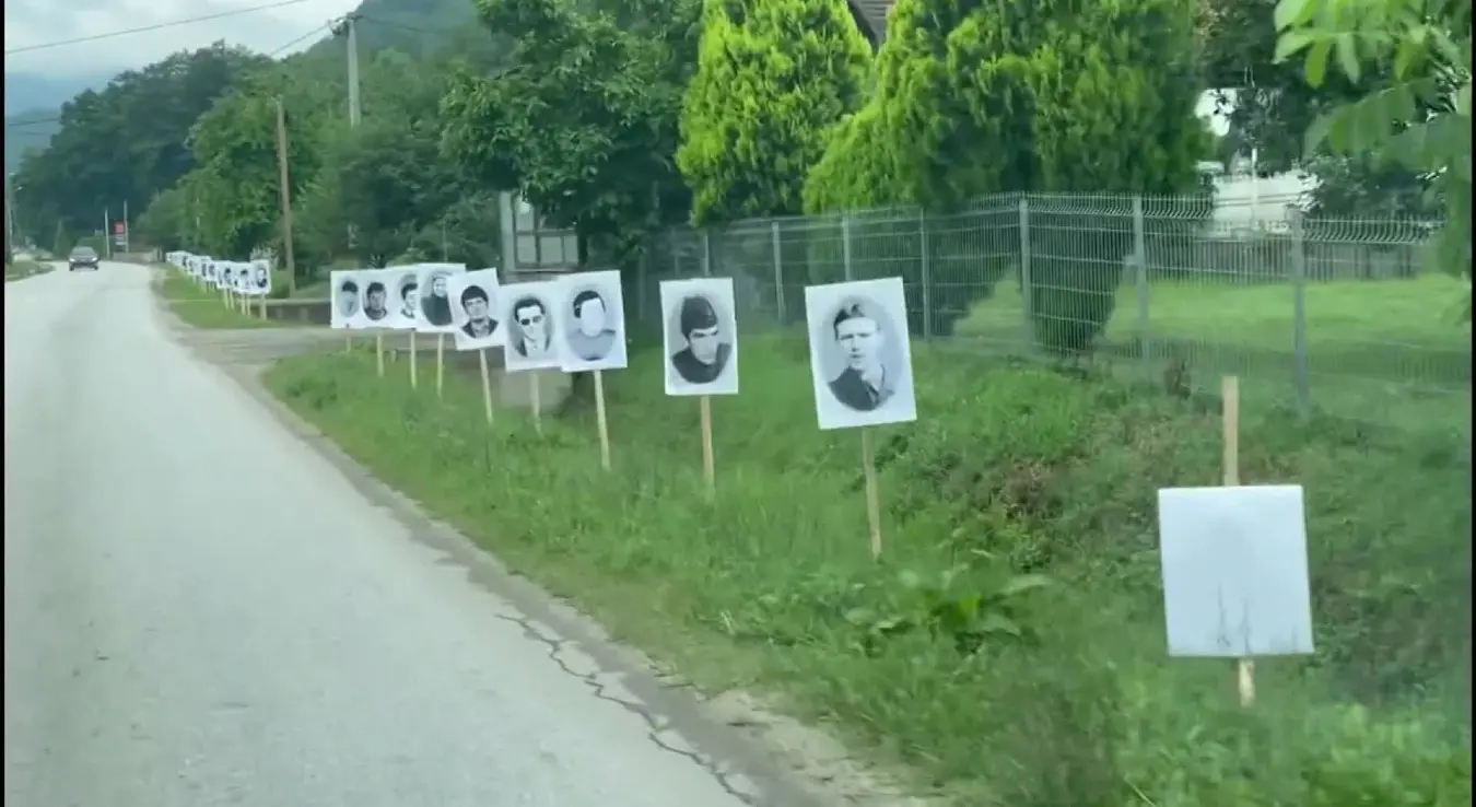 Братунац - слике убијених поред пута