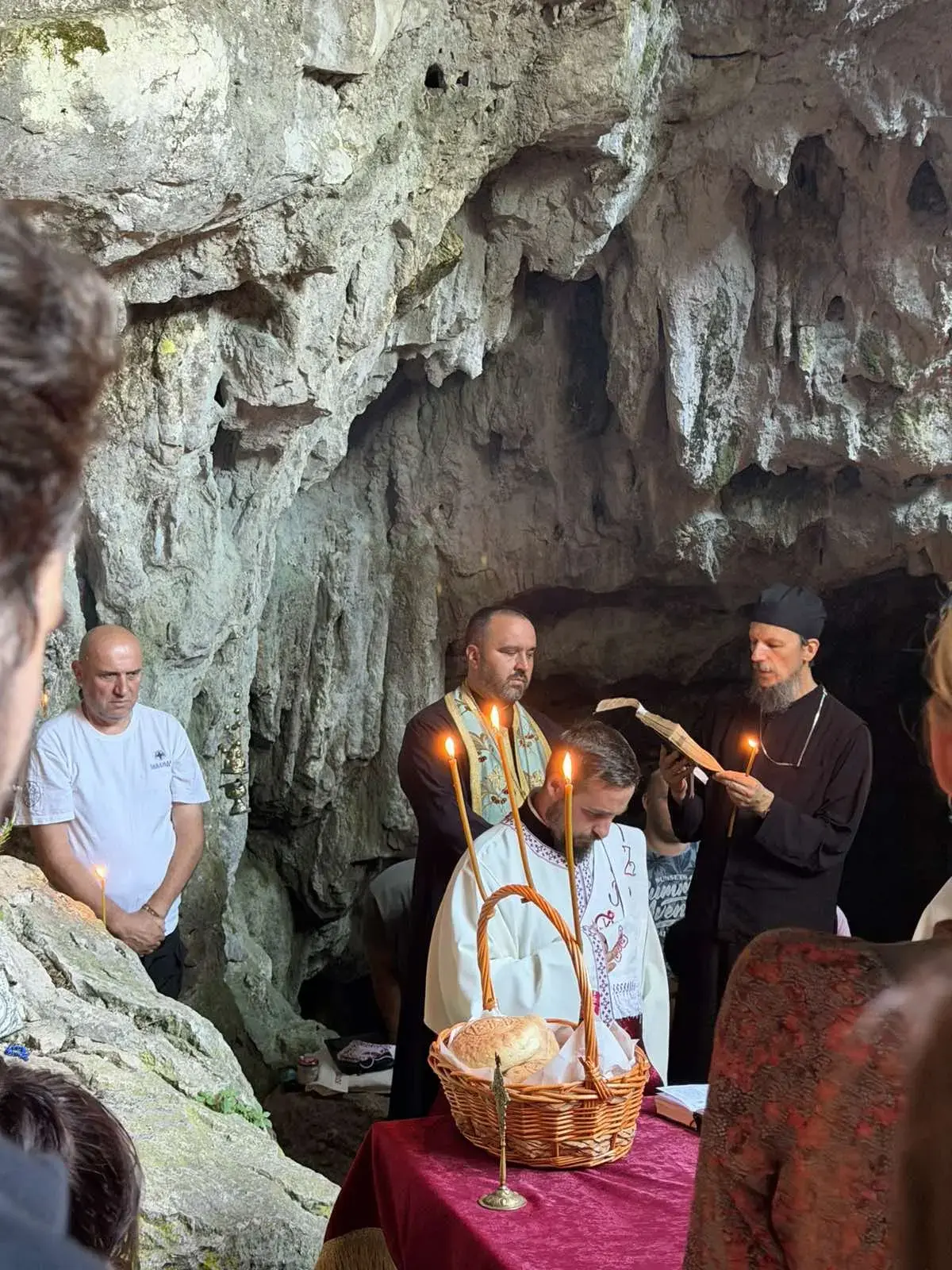 Литургија у Павловој пећини