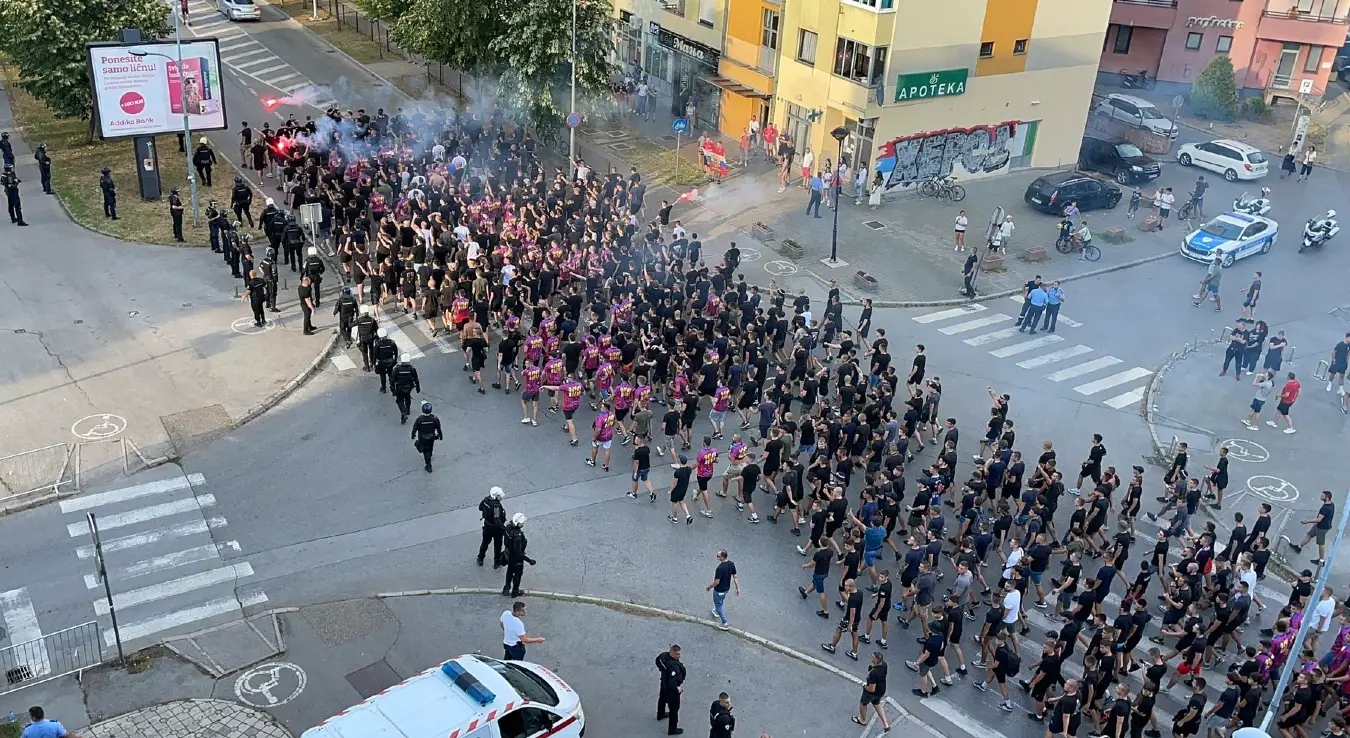 Долазак навијача Борца на меч са Левским